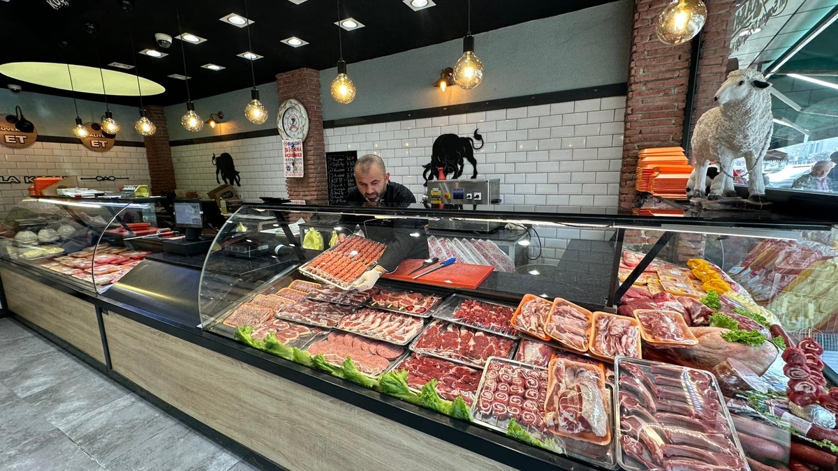 Akyazı’da Et Sektöründe Yeni Dönem: İtibar Et işletmesinin sahibi Kasap Turgay Usta, Yayla Kasabı’nı bünyesine kattı.