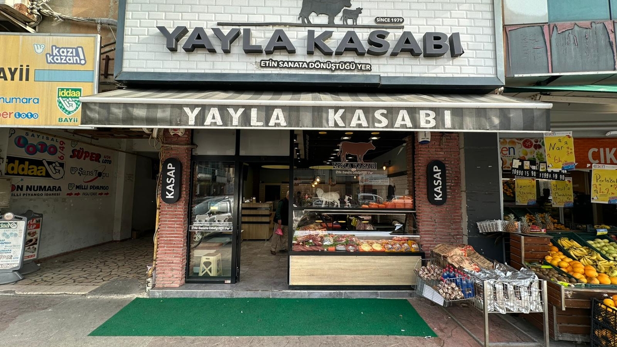 Akyazı’da Et Sektöründe Yeni Dönem: İtibar Et işletmesinin sahibi Kasap Turgay Usta, Yayla Kasabı’nı bünyesine kattı.