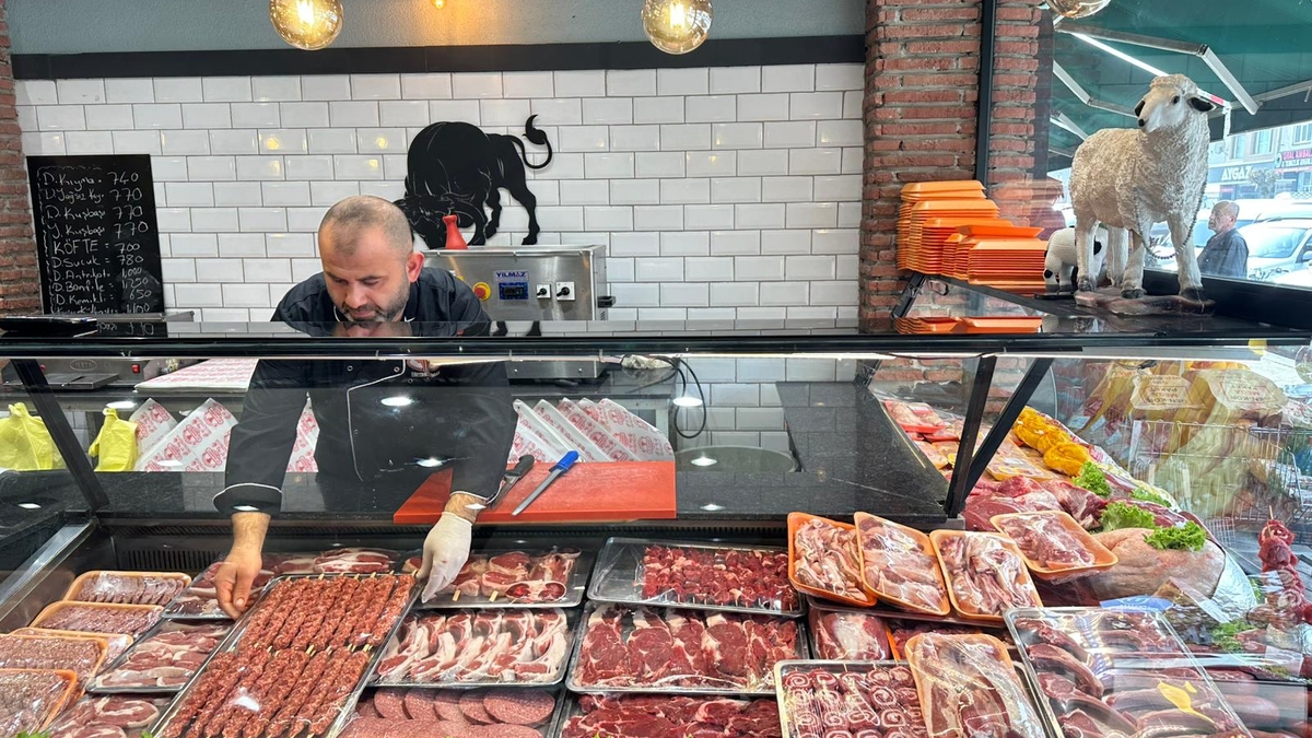 Akyazı’da Et Sektöründe Yeni Dönem: İtibar Et işletmesinin sahibi Kasap Turgay Usta, Yayla Kasabı’nı bünyesine kattı.