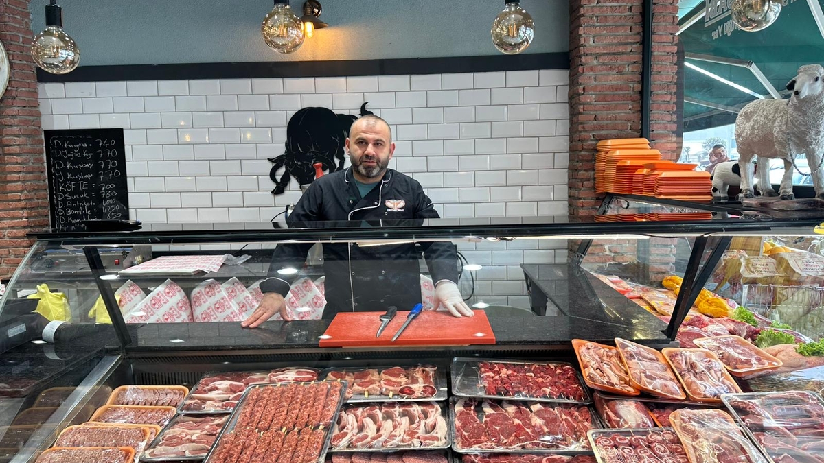 Akyazı’da Et Sektöründe Yeni Dönem: İtibar Et işletmesinin sahibi Kasap Turgay Usta, Yayla Kasabı’nı bünyesine kattı.