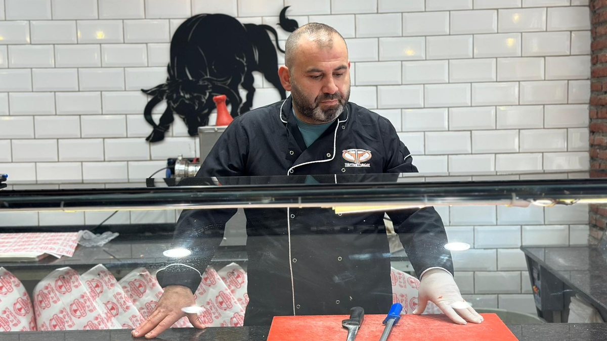 Akyazı’da Et Sektöründe Yeni Dönem: İtibar Et işletmesinin sahibi Kasap Turgay Usta, Yayla Kasabı’nı bünyesine kattı.