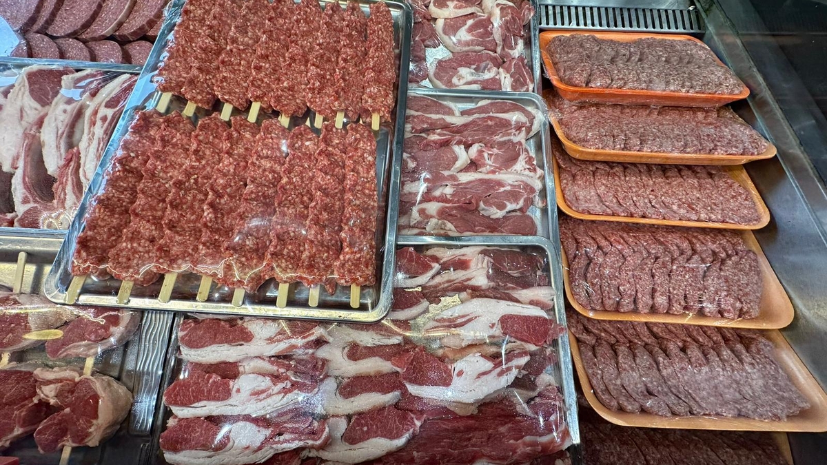 Akyazı’da Et Sektöründe Yeni Dönem: İtibar Et işletmesinin sahibi Kasap Turgay Usta, Yayla Kasabı’nı bünyesine kattı.