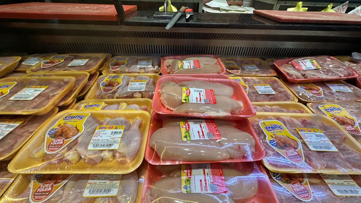 Akyazı’da Et Sektöründe Yeni Dönem: İtibar Et işletmesinin sahibi Kasap Turgay Usta, Yayla Kasabı’nı bünyesine kattı.