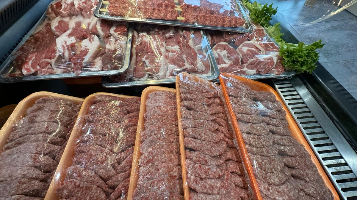 Akyazı’da Et Sektöründe Yeni Dönem: İtibar Et işletmesinin sahibi Kasap Turgay Usta, Yayla Kasabı’nı bünyesine kattı.