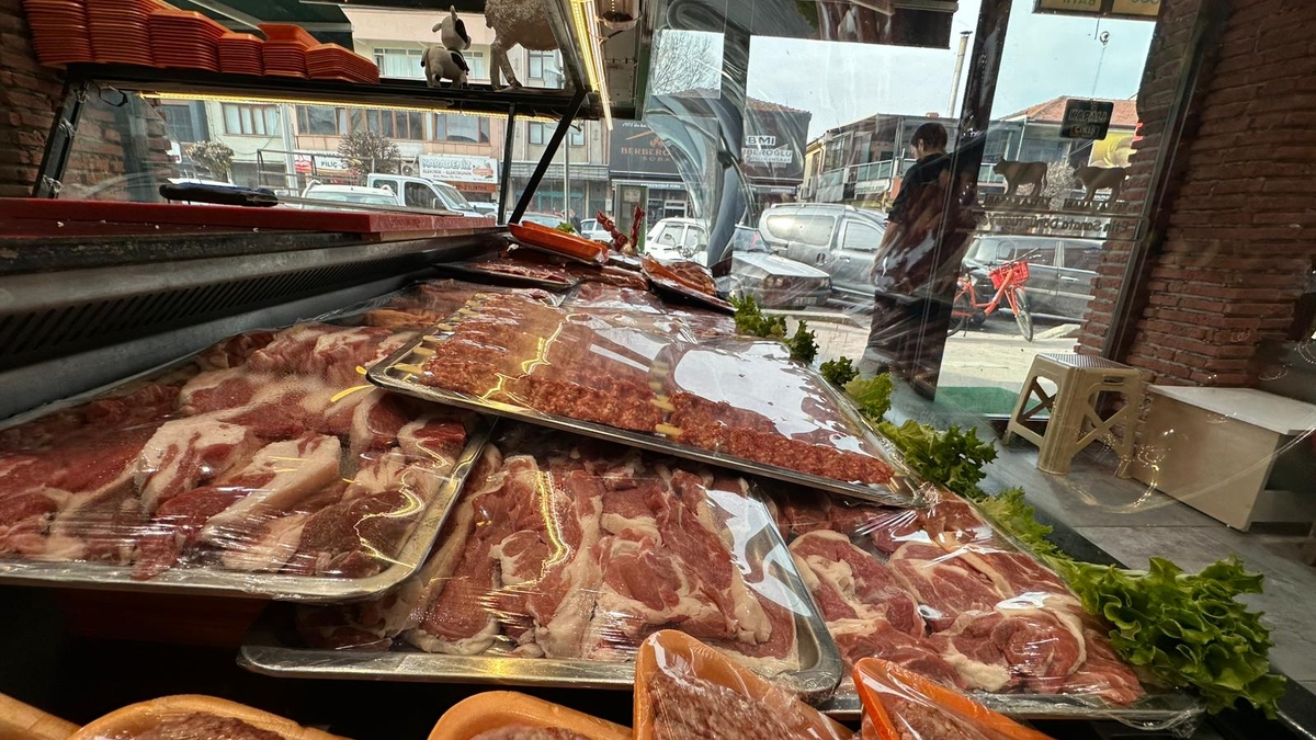 Akyazı’da Et Sektöründe Yeni Dönem: İtibar Et işletmesinin sahibi Kasap Turgay Usta, Yayla Kasabı’nı bünyesine kattı.