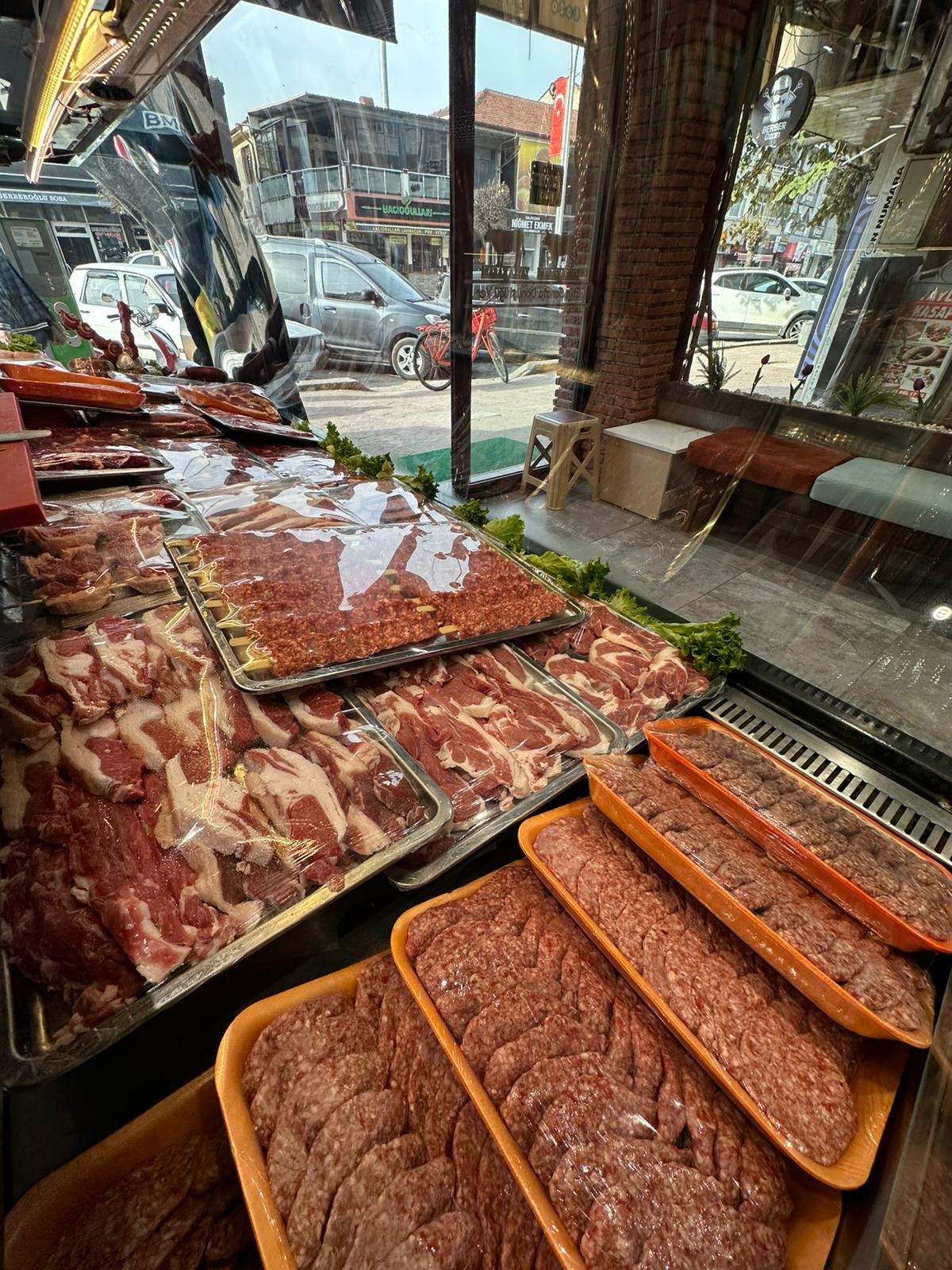 Akyazı’da Et Sektöründe Yeni Dönem: İtibar Et işletmesinin sahibi Kasap Turgay Usta, Yayla Kasabı’nı bünyesine kattı.