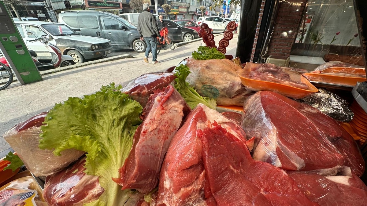 Akyazı’da Et Sektöründe Yeni Dönem: İtibar Et işletmesinin sahibi Kasap Turgay Usta, Yayla Kasabı’nı bünyesine kattı.