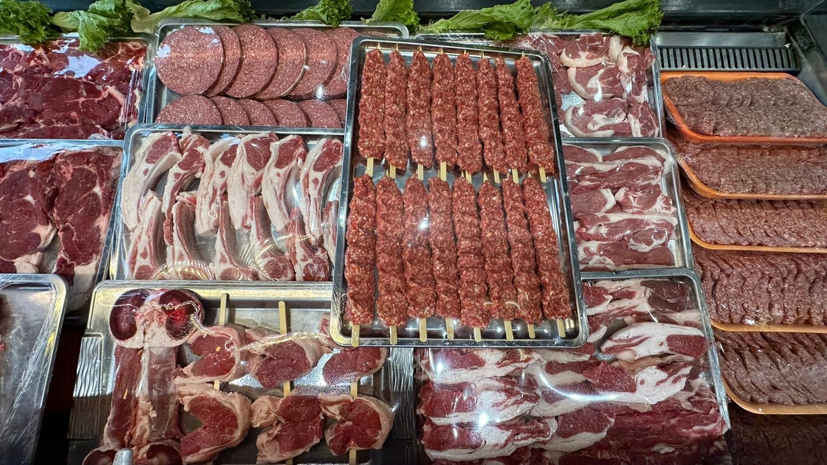 Akyazı’da Et Sektöründe Yeni Dönem: İtibar Et işletmesinin sahibi Kasap Turgay Usta, Yayla Kasabı’nı bünyesine kattı.