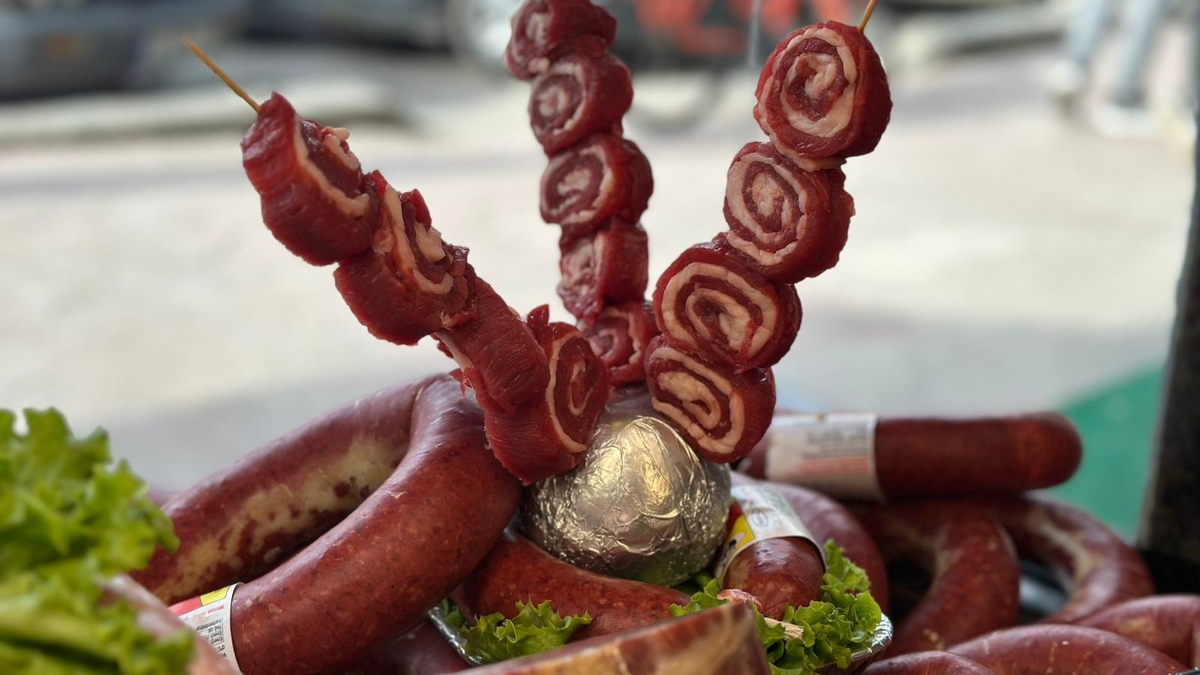 Akyazı’da Et Sektöründe Yeni Dönem: İtibar Et işletmesinin sahibi Kasap Turgay Usta, Yayla Kasabı’nı bünyesine kattı.