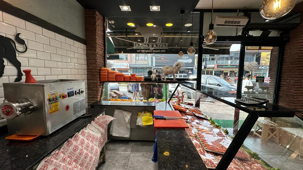 Akyazı’da Et Sektöründe Yeni Dönem: İtibar Et işletmesinin sahibi Kasap Turgay Usta, Yayla Kasabı’nı bünyesine kattı.