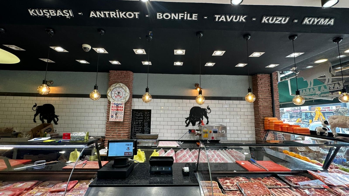 Akyazı’da Et Sektöründe Yeni Dönem: İtibar Et işletmesinin sahibi Kasap Turgay Usta, Yayla Kasabı’nı bünyesine kattı.