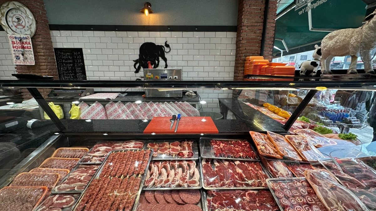 Akyazı’da Et Sektöründe Yeni Dönem: İtibar Et işletmesinin sahibi Kasap Turgay Usta, Yayla Kasabı’nı bünyesine kattı.