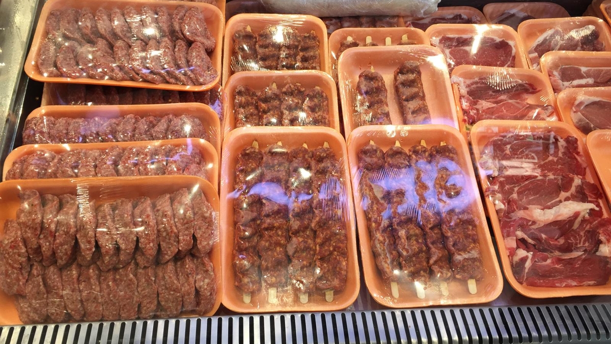 Akyazı’da Et Sektöründe Yeni Dönem: İtibar Et işletmesinin sahibi Kasap Turgay Usta, Yayla Kasabı’nı bünyesine kattı.