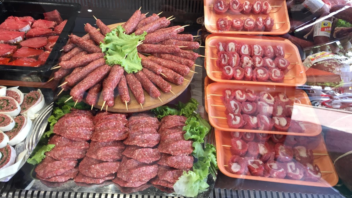 Akyazı’da Et Sektöründe Yeni Dönem: İtibar Et işletmesinin sahibi Kasap Turgay Usta, Yayla Kasabı’nı bünyesine kattı.