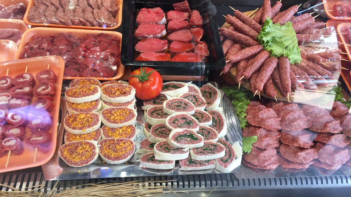 Akyazı’da Et Sektöründe Yeni Dönem: İtibar Et işletmesinin sahibi Kasap Turgay Usta, Yayla Kasabı’nı bünyesine kattı.