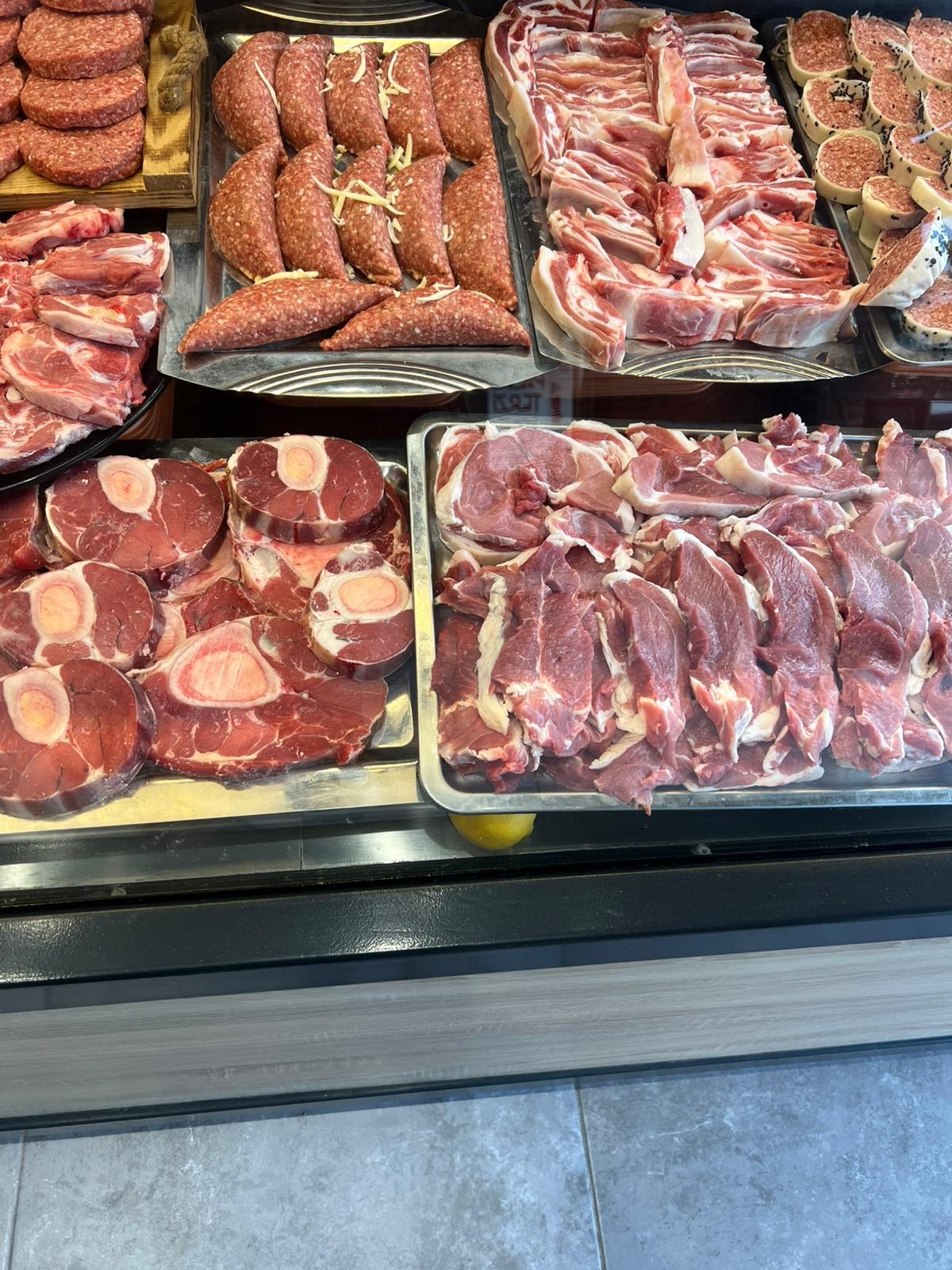 Akyazı’da Et Sektöründe Yeni Dönem: İtibar Et işletmesinin sahibi Kasap Turgay Usta, Yayla Kasabı’nı bünyesine kattı.