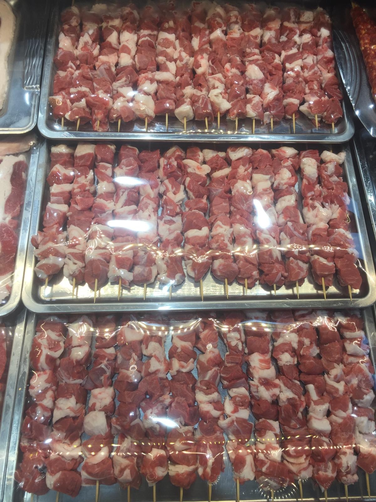 Akyazı’da Et Sektöründe Yeni Dönem: İtibar Et işletmesinin sahibi Kasap Turgay Usta, Yayla Kasabı’nı bünyesine kattı.