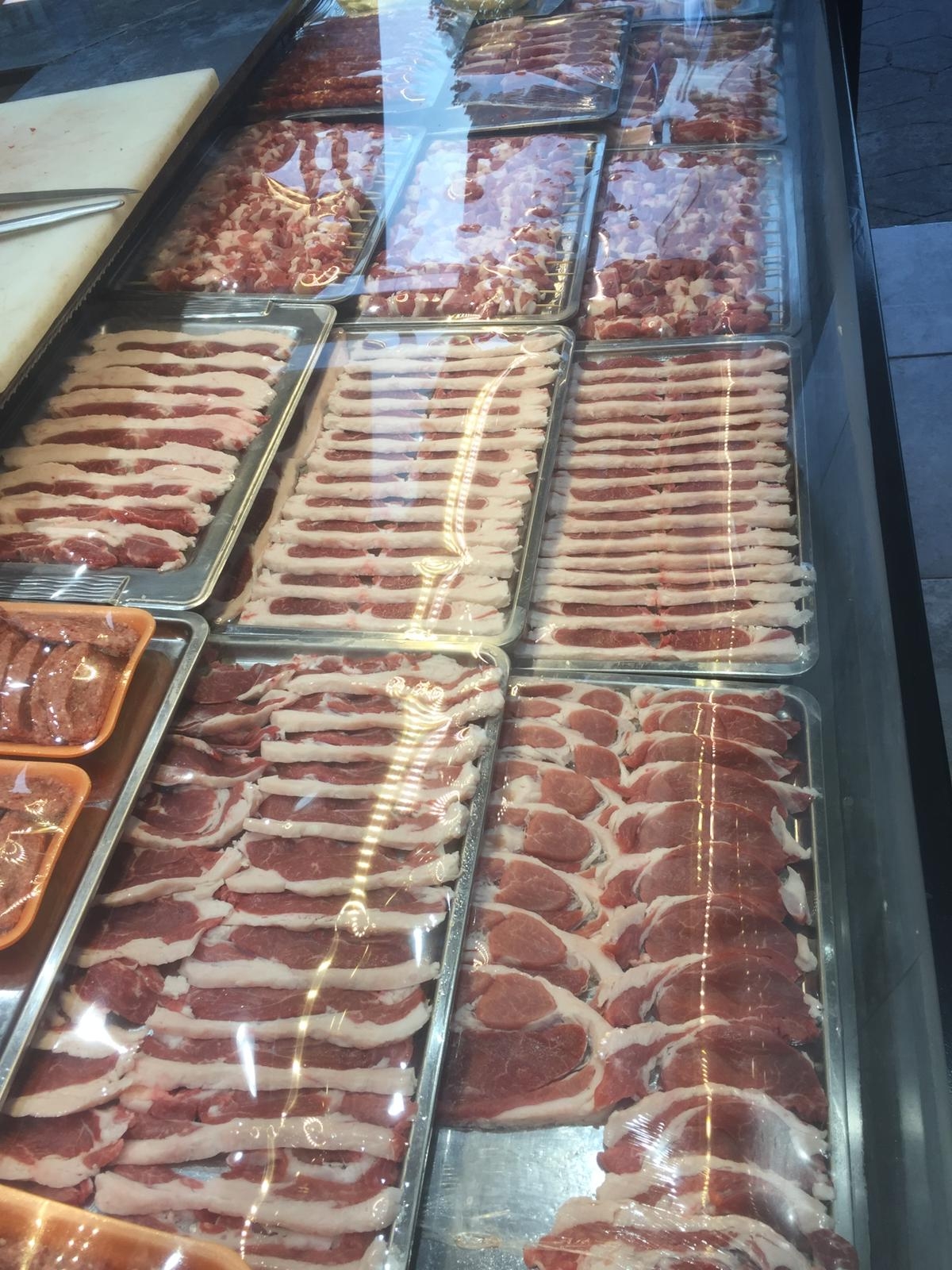 Akyazı’da Et Sektöründe Yeni Dönem: İtibar Et işletmesinin sahibi Kasap Turgay Usta, Yayla Kasabı’nı bünyesine kattı.