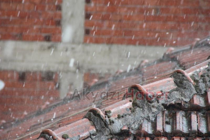 Akyazıda Fındık Büyüklüğünde Dolu Yağdı
