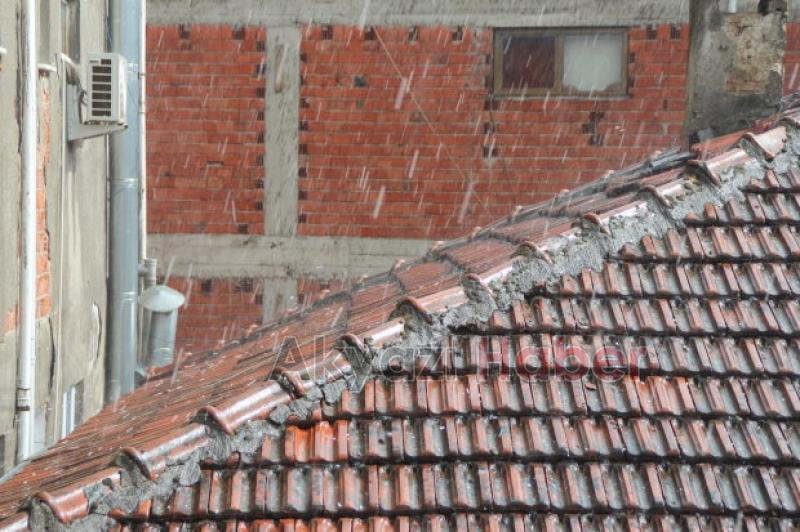 Akyazıda Fındık Büyüklüğünde Dolu Yağdı