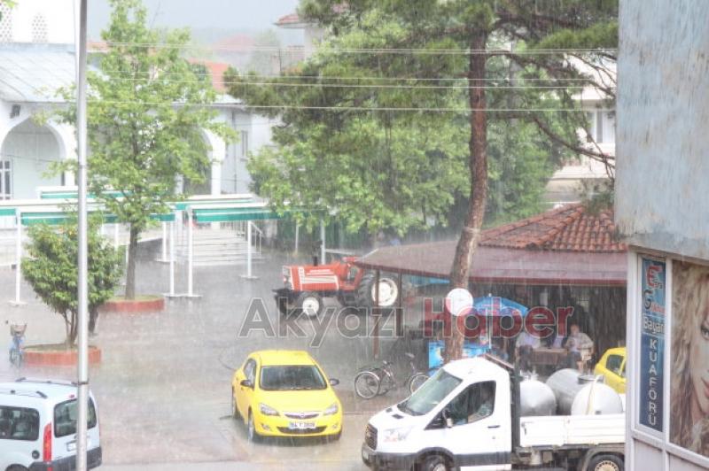 Akyazıda Fındık Büyüklüğünde Dolu Yağdı