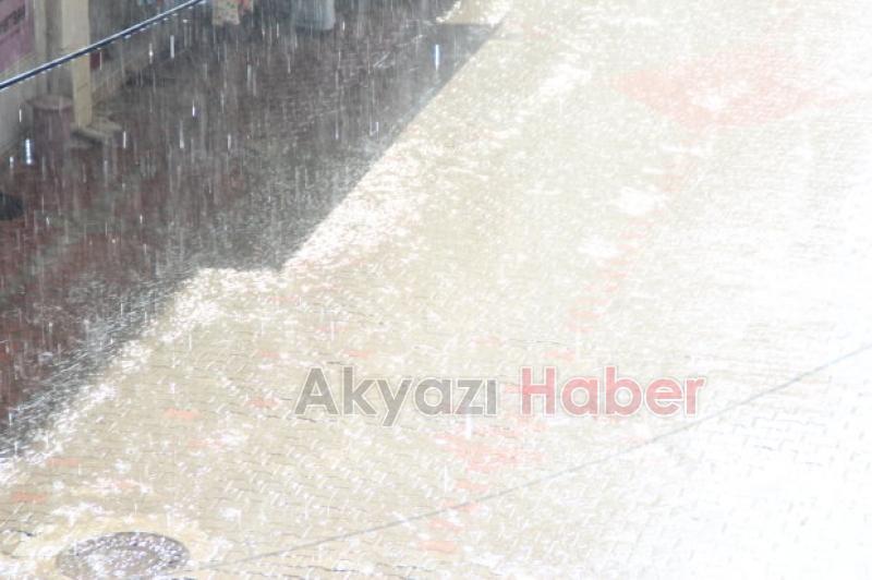 Akyazıda Fındık Büyüklüğünde Dolu Yağdı