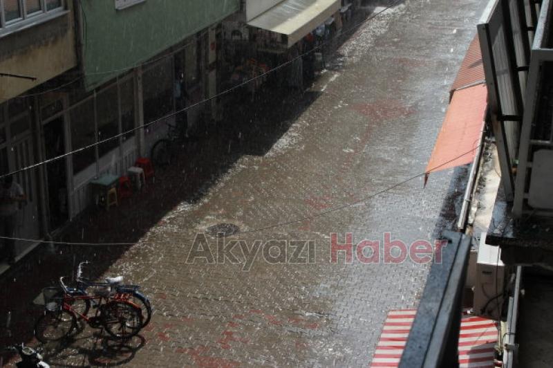 Akyazıda Fındık Büyüklüğünde Dolu Yağdı