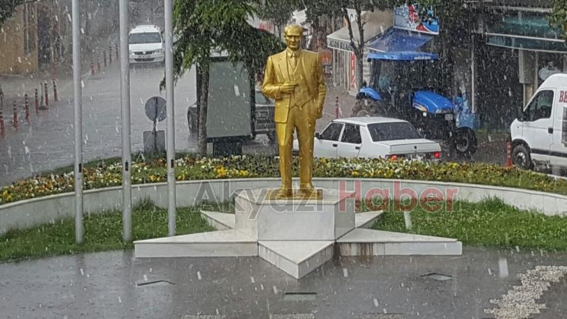 Akyazıda Fındık Büyüklüğünde Dolu Yağdı