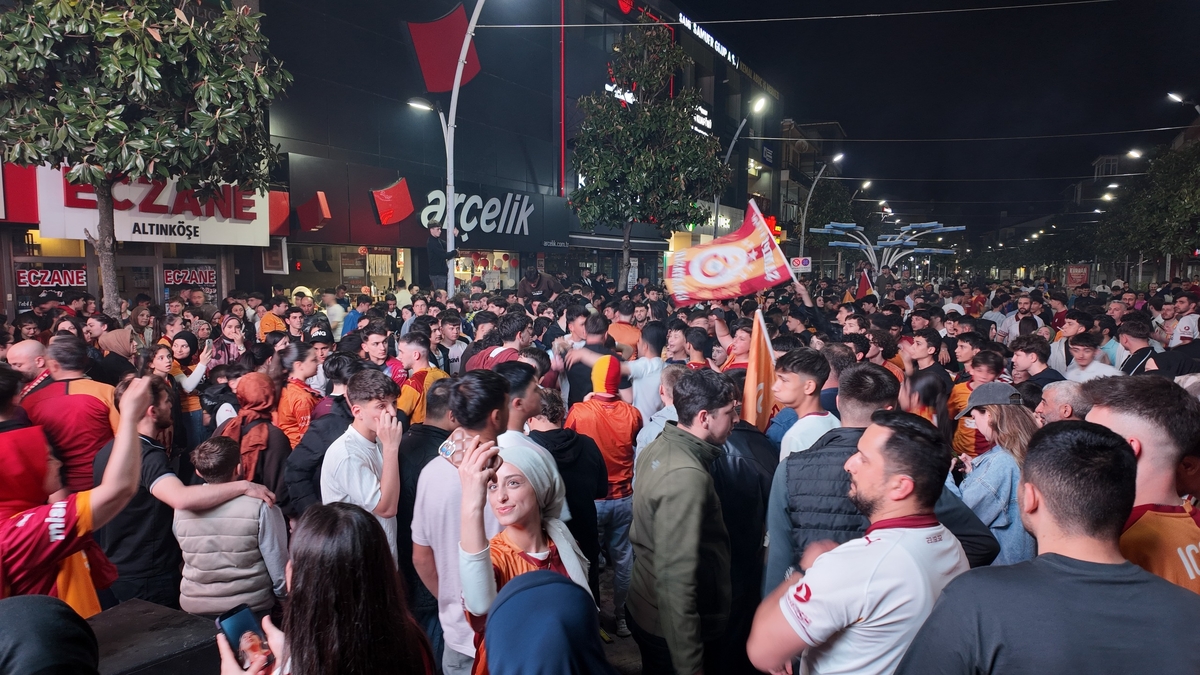 Akyazı’da Galatasaray taraftarı şampiyonluğu kutladı