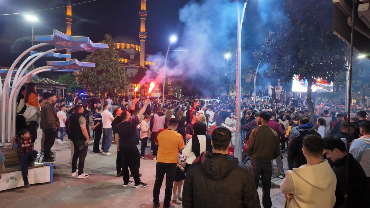 Akyazı’da Galatasaray taraftarı şampiyonluğu kutladı
