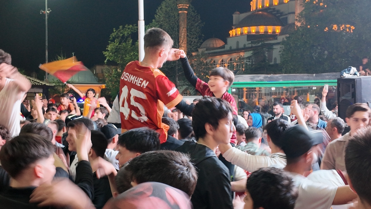 Akyazı’da Galatasaray taraftarı şampiyonluğu kutladı