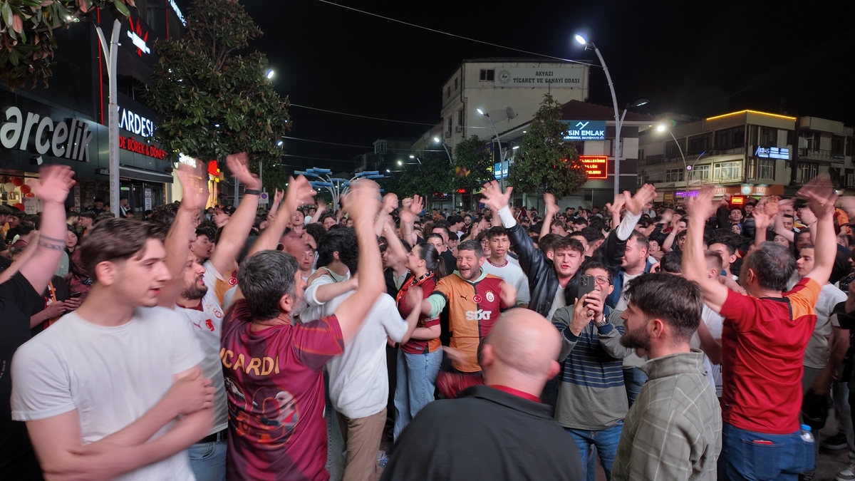 Akyazı’da Galatasaray taraftarı şampiyonluğu kutladı