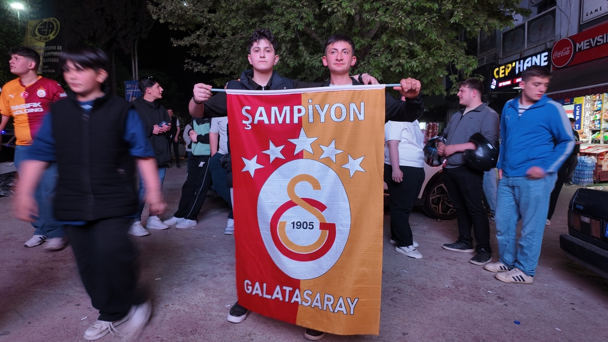 Akyazı’da Galatasaray taraftarı şampiyonluğu kutladı