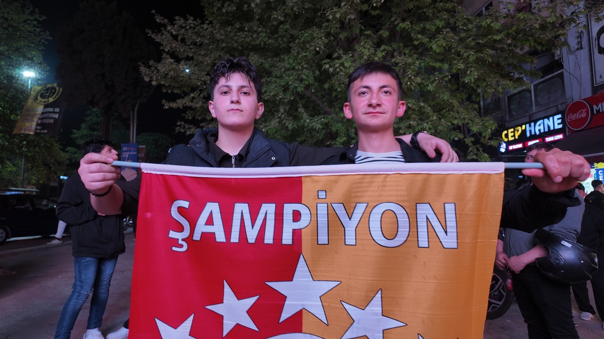 Akyazı’da Galatasaray taraftarı şampiyonluğu kutladı
