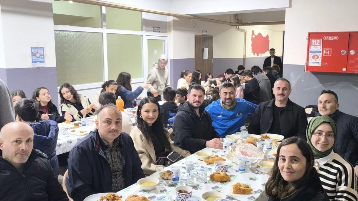 Akyazı’da Gönülleri Isıtan İftar Buluşması