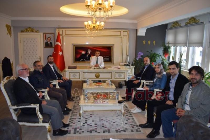 Akyazıda görev yapan basın mensuplarının oluşturduğu Medya Birliği Akyazı Kaymakamı ve İlçe Emniyet Müdürü'nü ziyaret etti
