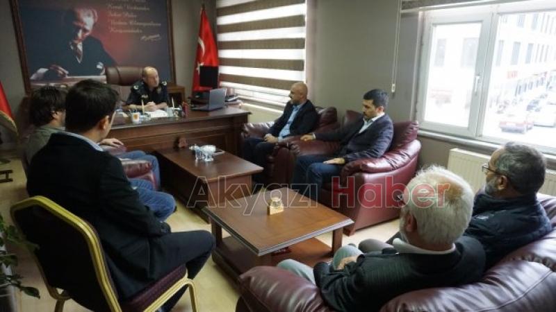 Akyazıda görev yapan basın mensuplarının oluşturduğu Medya Birliği Akyazı Kaymakamı ve İlçe Emniyet Müdürü'nü ziyaret etti