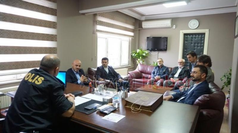 Akyazıda görev yapan basın mensuplarının oluşturduğu Medya Birliği Akyazı Kaymakamı ve İlçe Emniyet Müdürü'nü ziyaret etti