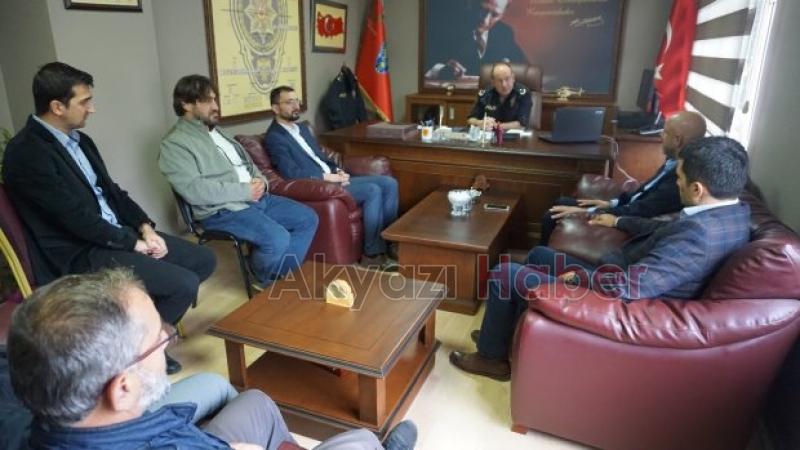 Akyazıda görev yapan basın mensuplarının oluşturduğu Medya Birliği Akyazı Kaymakamı ve İlçe Emniyet Müdürü'nü ziyaret etti