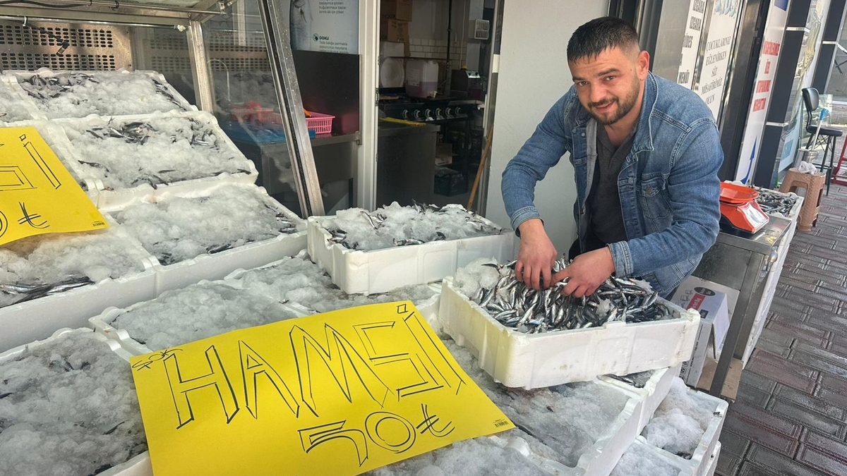 Akyazı’da Hamsi Fiyatında Şok! Tazelikte Lider Balıkçı Osman