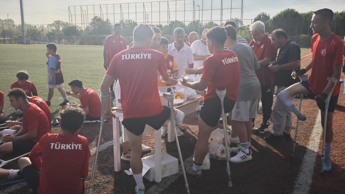 Akyazı’da Kamp Yapan Millilere Sürpriz Baklava Ve Pasta İkramı!