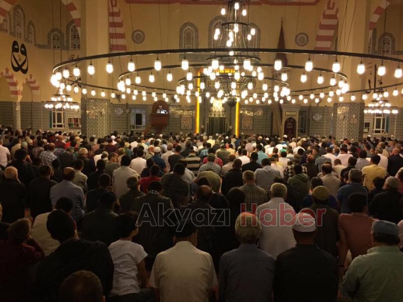 Akyazı’da Kadir Gecesi Çoşkusu