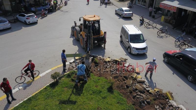 AKYAZI’DA KAVŞAKLAR YENİLENİYOR