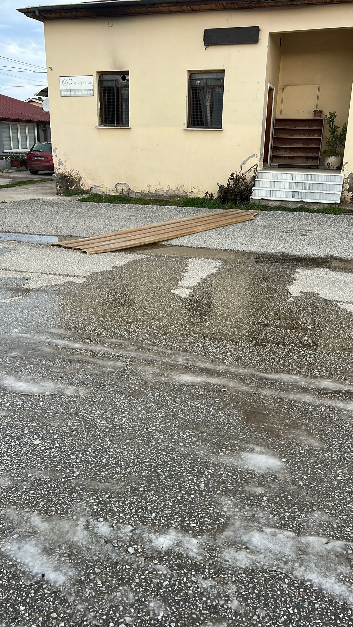 Akyazı’da Kuvvetli Rüzgar Hayatı Olumsuz Etkiledi