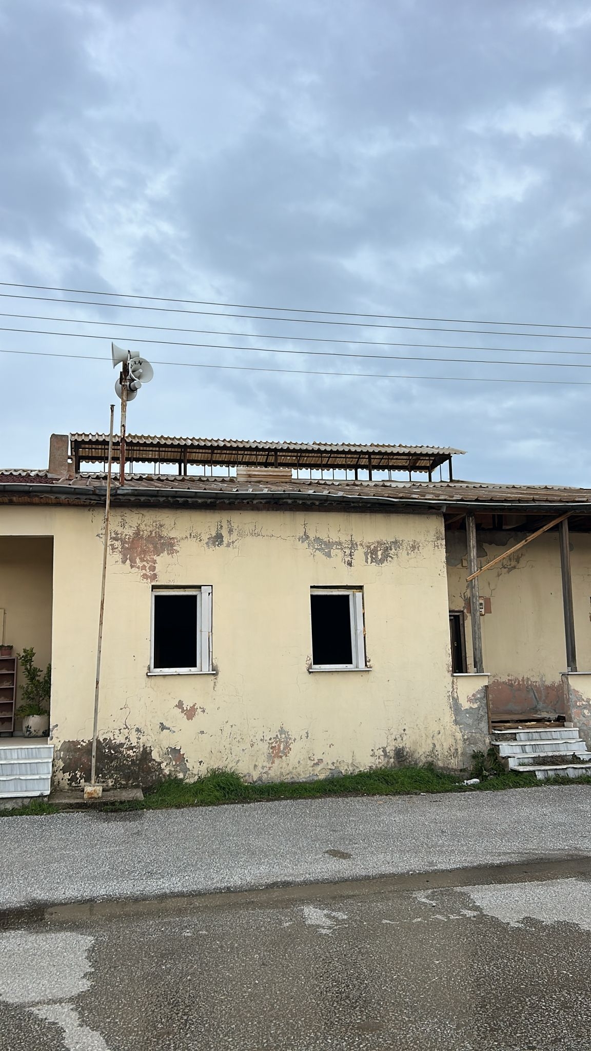 Akyazı’da Kuvvetli Rüzgar Hayatı Olumsuz Etkiledi