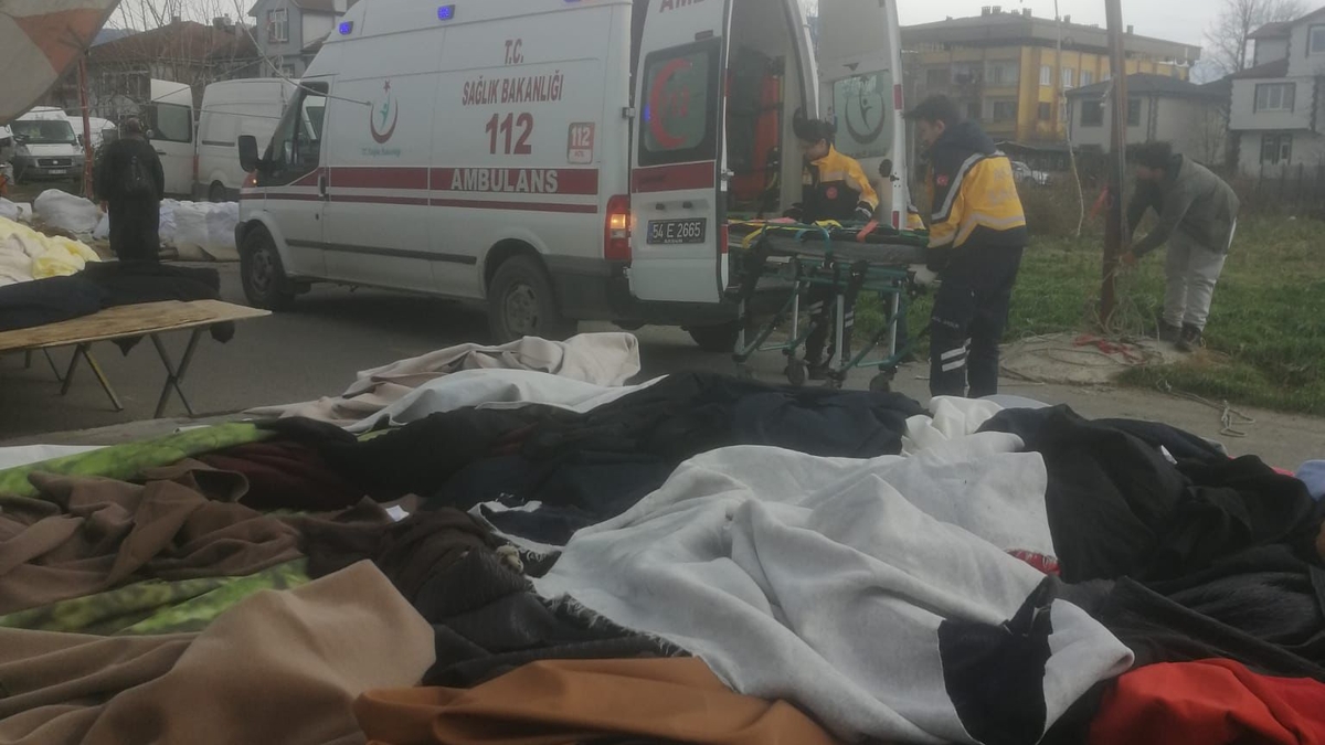 Akyazı’da kuvvetli rüzgâr pazarı vurdu: 1 kadın yaralandı