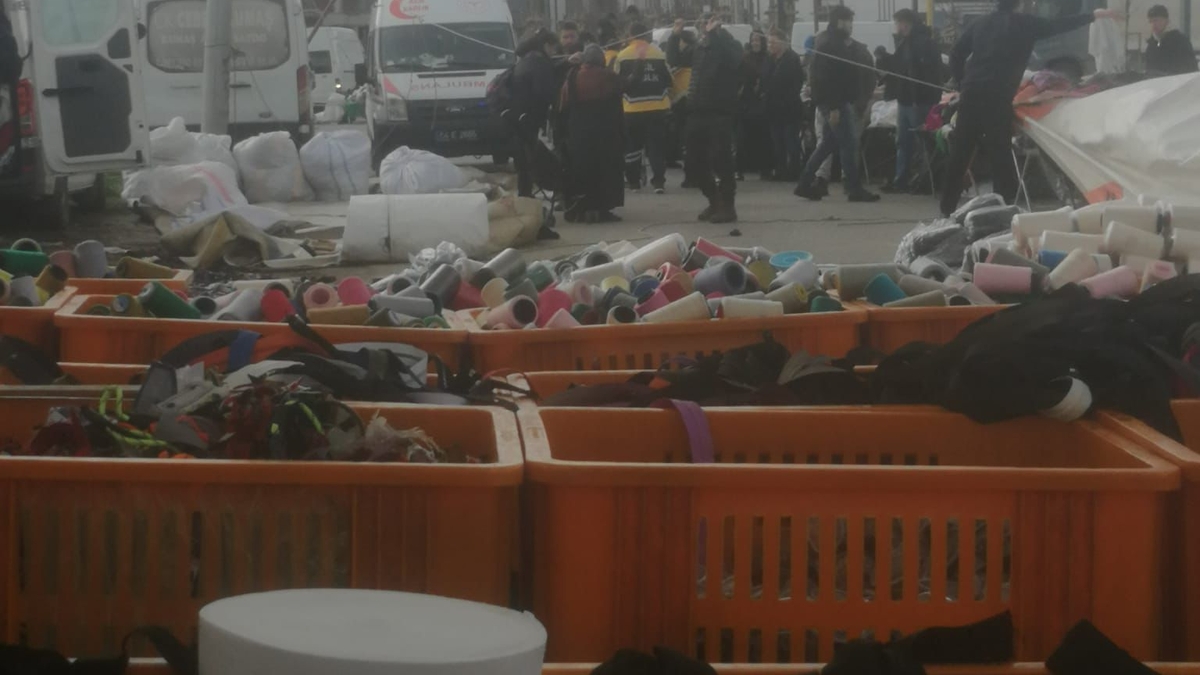 Akyazı’da kuvvetli rüzgâr pazarı vurdu: 1 kadın yaralandı