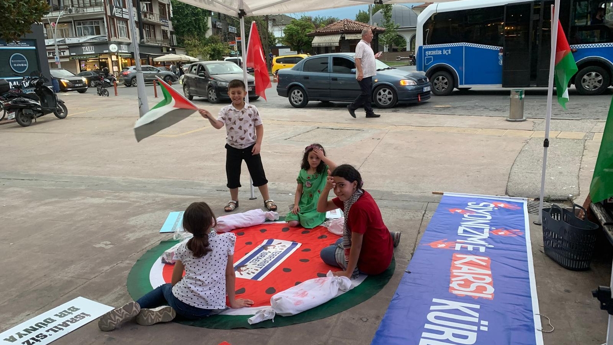 Akyazı’da Mazlumlar İçin Vicdan Nöbeti Başladı