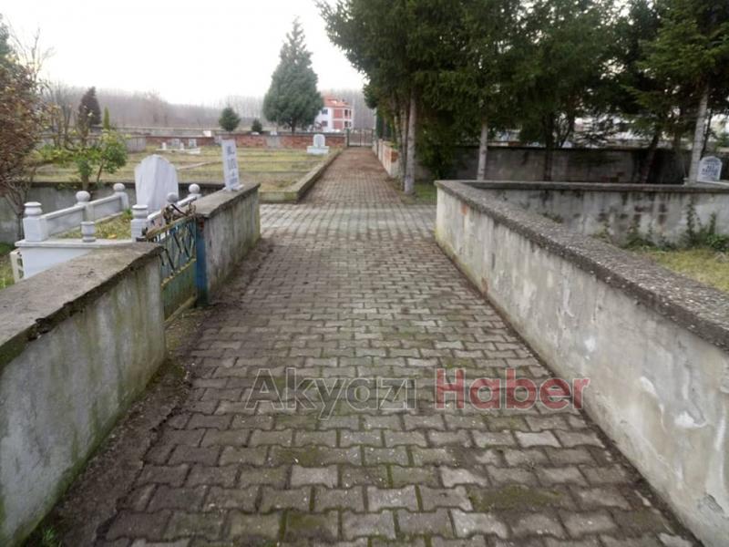 Akyazıda mezarlık bakımları yapılıyor