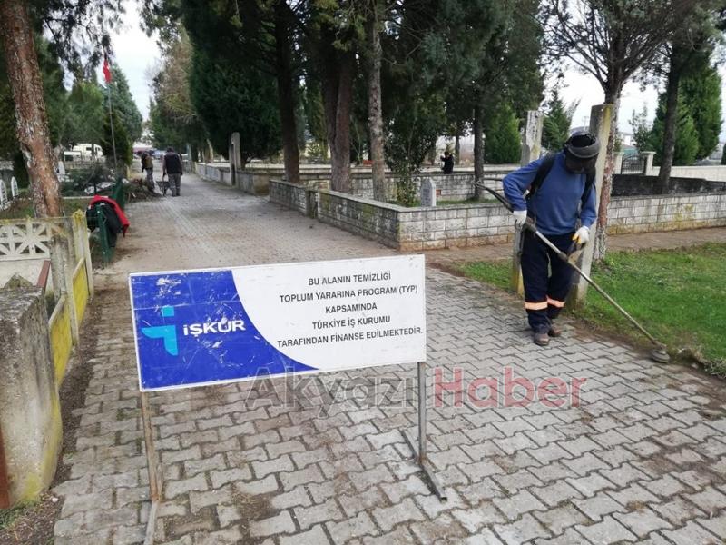 Akyazıda mezarlık bakımları yapılıyor